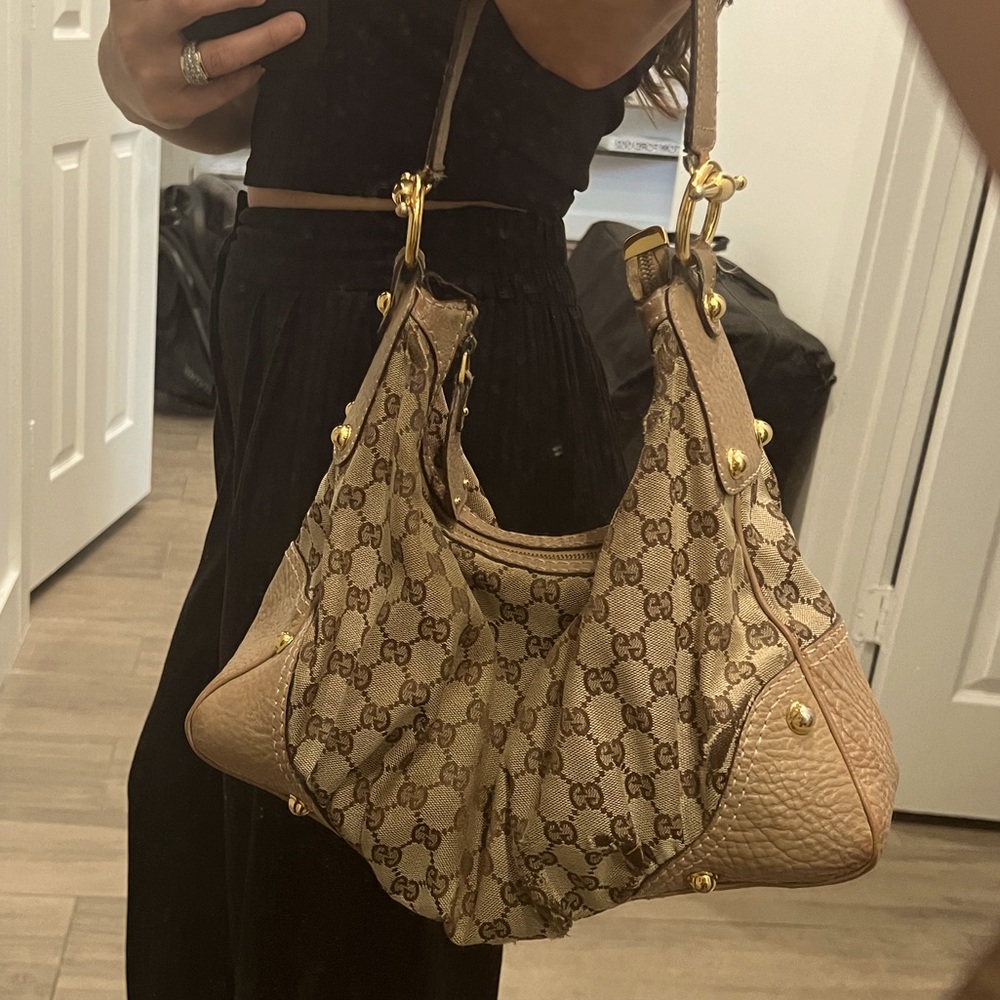 Good condition. Authentic GUCCI Iconic Horsebit Monogram Medium bag in brown